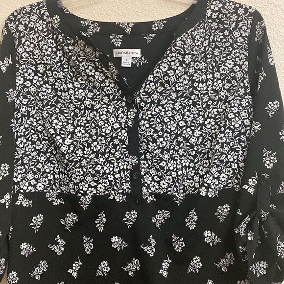 đ¸Croft&Barrowâhalfâsleeveânavy floralâdesignâtop - Picture 3 of 5
